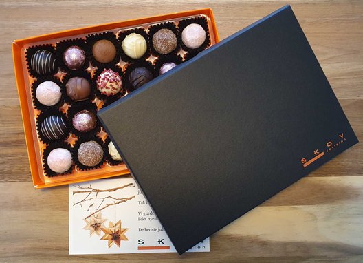 24 lækre chokolader i gaveæske med firmalogo